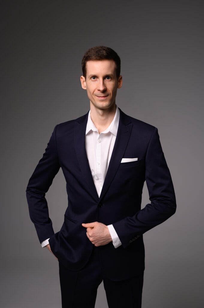 Ceny energii obniża Makler Łukasz Lewicki